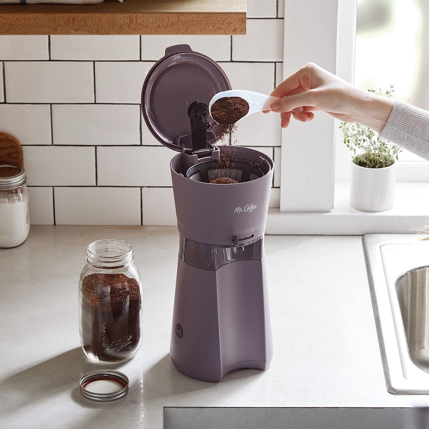 Mr. Coffee アイスコーヒーメーカー シングルサーブマシン 222オンスのタンブラーと再利用可能なコーヒーフィルター付き ラベンダー